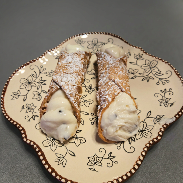 Cannoli.